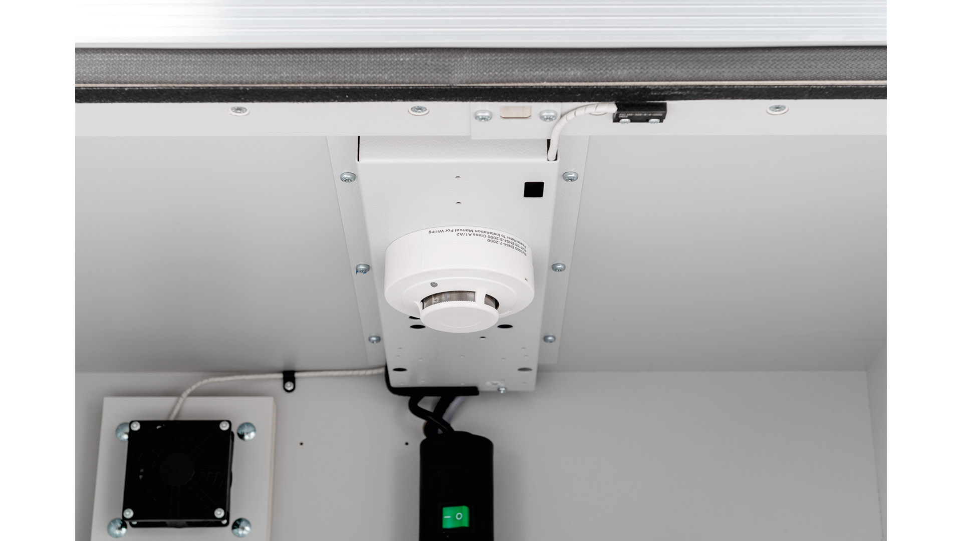 Akku-Ladeschrank, Premium, strombetriebener Rauchmelder, BxTxH 890x660x620 mm, Tür orange, Stapelfüße, Korpus grau