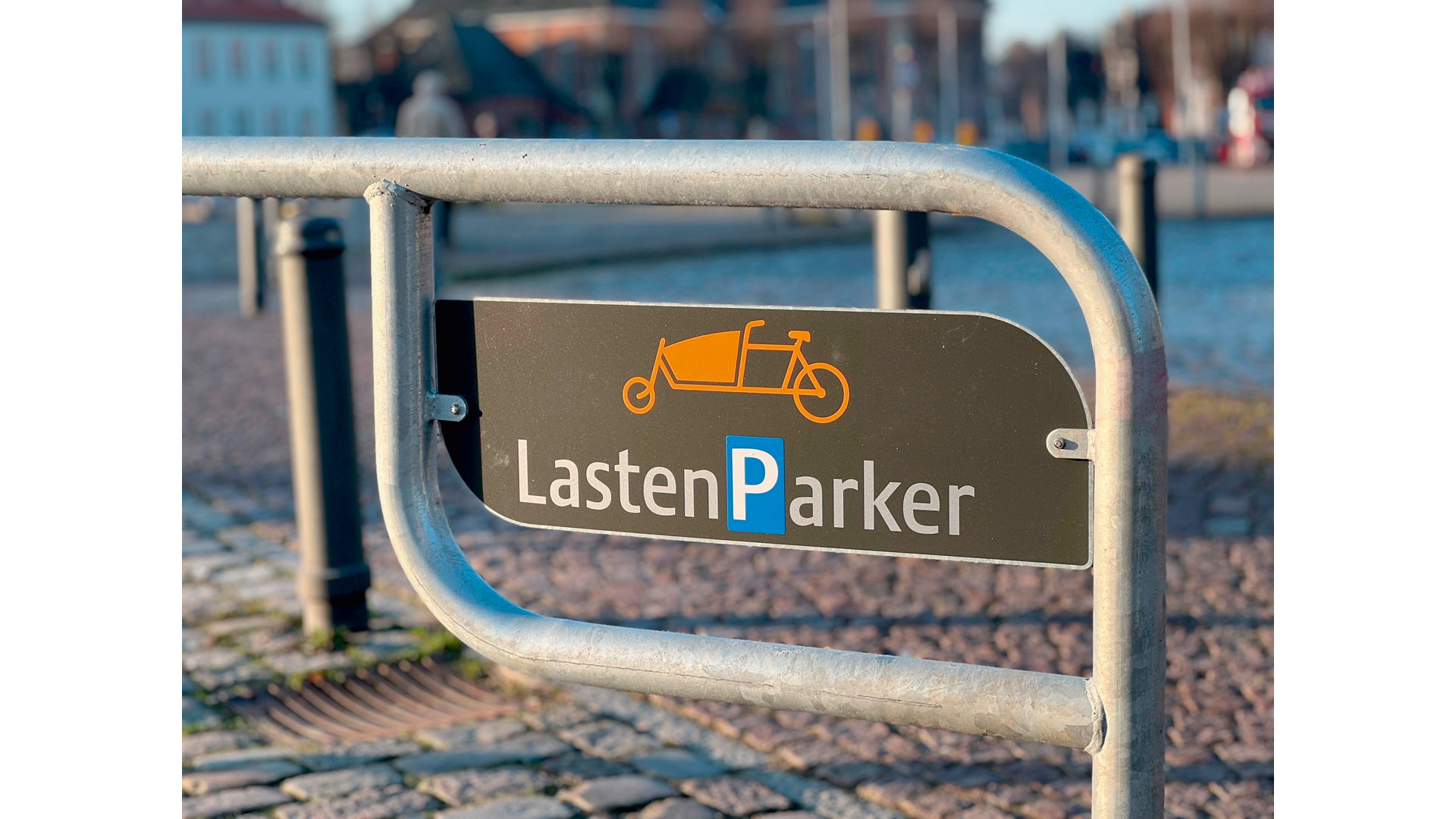 Fahrradbügel, Anlehnbügel für Lastenfahrräder, Stahlrohr D 60 mm,  verzinkt, zum Einbetonieren, ohne Schild, B x H 2100 x 1060 mm