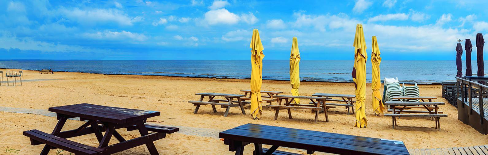 Bank-Tisch_Kombinationen_AdobeStock_Header_520221991