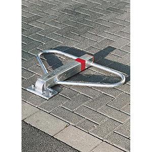 Parkbügel - Sperrbügel aus Stahl - verzinkt - zum Aufschrauben - abschließbar mit Profilzylinder - Mittelpfosten 70x 70 mm - Bügeldurchm. 25 mm - BxH 770x500 mm