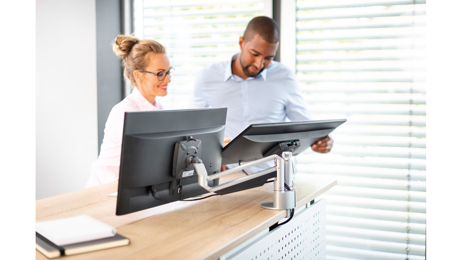 Monitorhalterung, Monitorarm, 3-teilig, Aluminium mit Gasfederunterstützung, 3-in-1 Befestigung,  Aktiosradius 457 mm, TG 7 kg, weiß