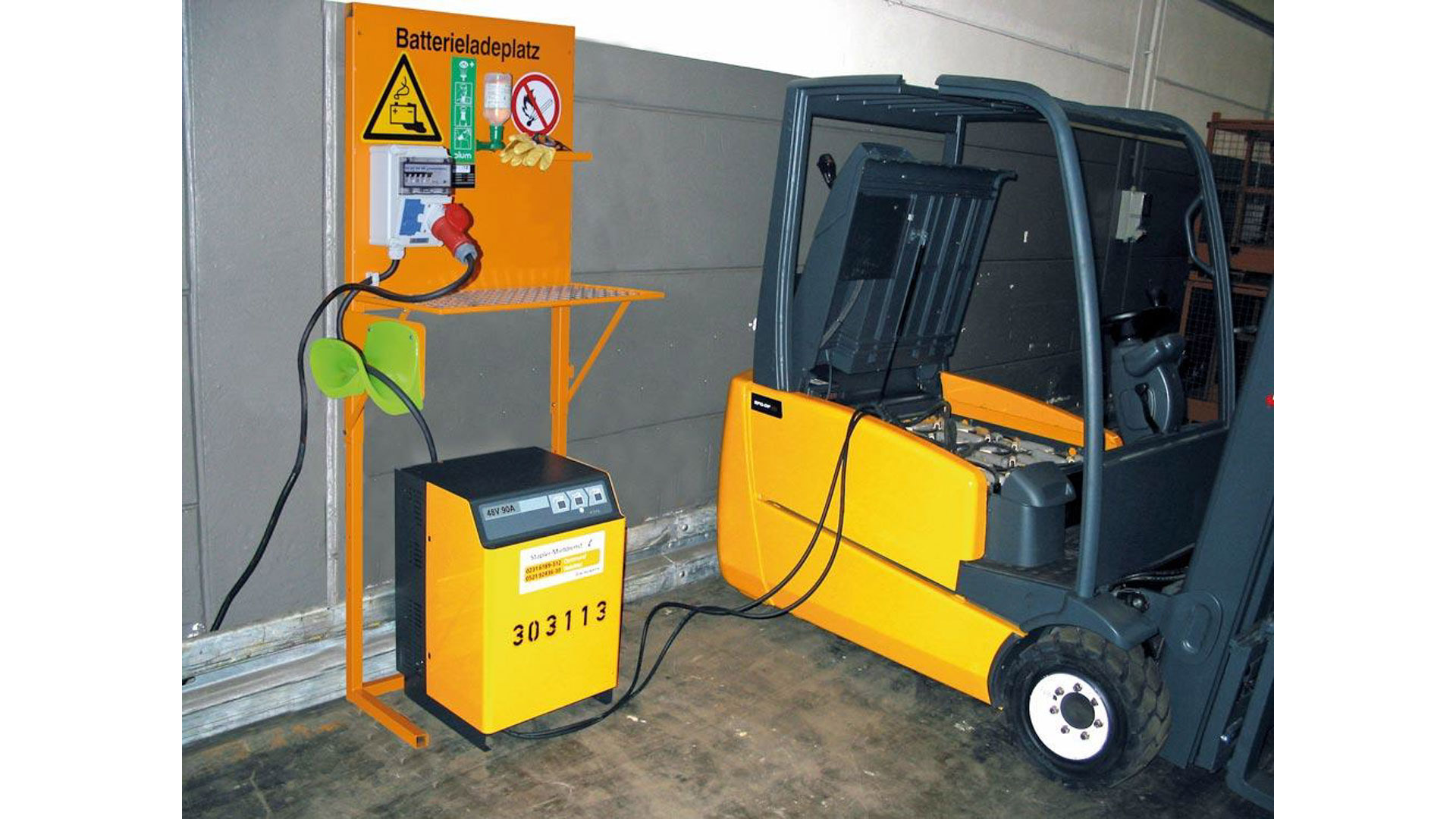 Batterieladeplatz, BxTxH 915x445x1945 mm, CEEform-Steckdose 16A, 400V, RAL 2000 orange