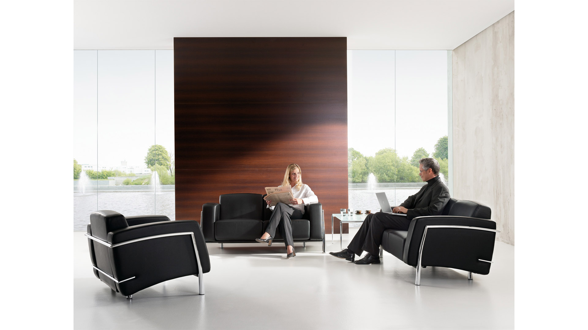 Beistelltisch, BxTxH 600x600x410 mm, 4-Fuß-Gestell, Glasplatte matt