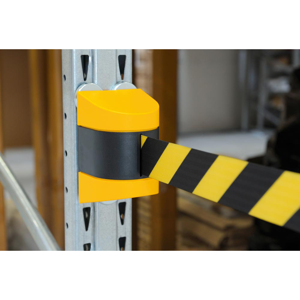 Magnetische Wandkassette mit Rollgurt und magnetischem Gurtende