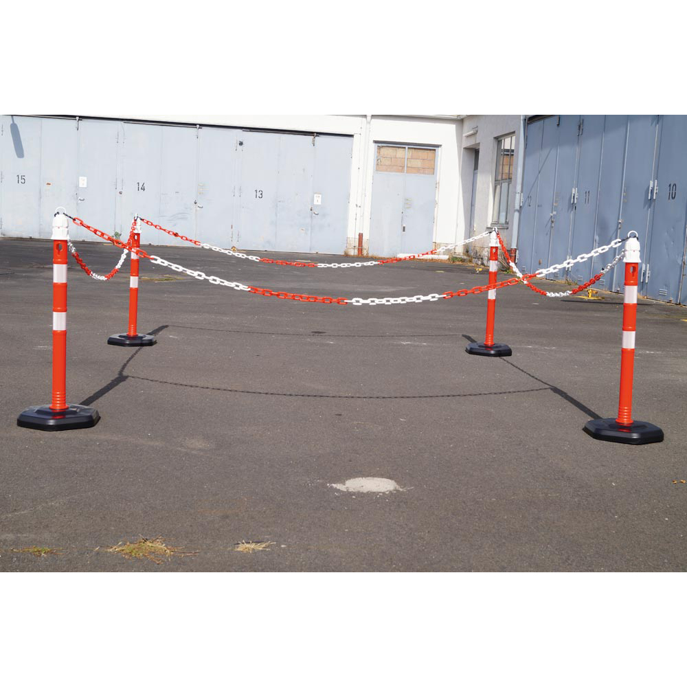 Set mit 4 Kettenständern und 4 Kunststoffketten