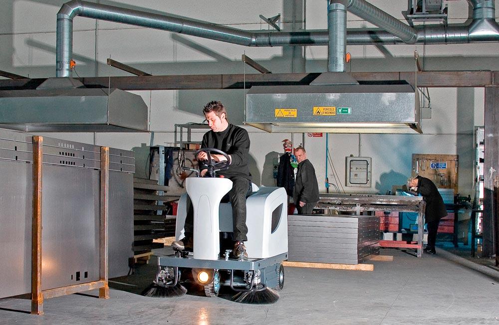 Aufsitz Kehrmschine, Arbeitsbreite 1260 mm, LxBxH 1480x930x1220 mm