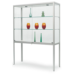 Standvitrine mit Schiebetüren