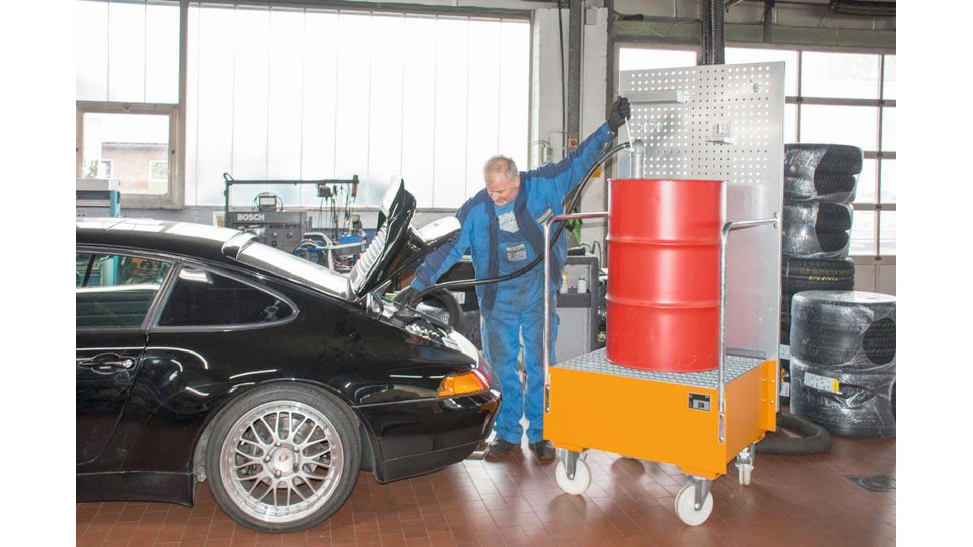 Auffangwanne mit Lochplatte, 3 mm Stahlblech, RAL 3000, fahrbar, für 1 St. 200-l-Fass, stehend Lagern, BxTxH 1450x800x1195 mm, Auffangvol. 215 l