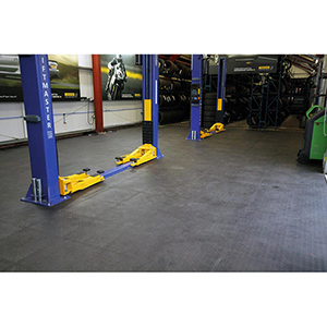 Rampe zu Arbeitsplatzfliese, 500x140 mm, Stärke 5 mm, aus recyceltem PVC, Oberfläche Noppenoptik, Farbe schwarz, VE 4 Stück