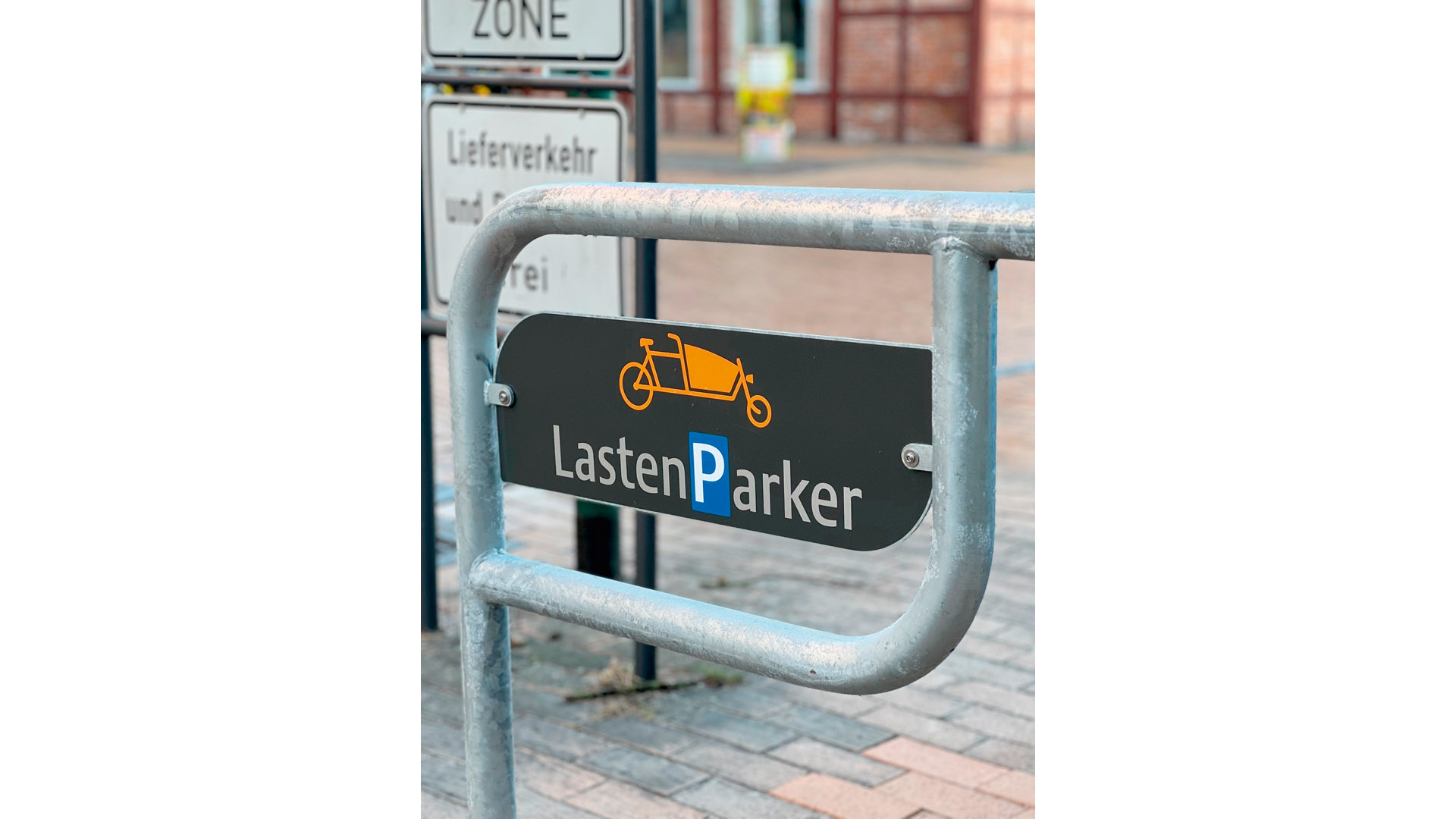 Fahrradbügel, Anlehnbügel für Lastenfahrräder, Stahlrohr D 60 mm,  verzinkt, zum Aufdübeln, Platte 150 x 100 mm, ohne Schild, B x H 2100 x 1060 mm