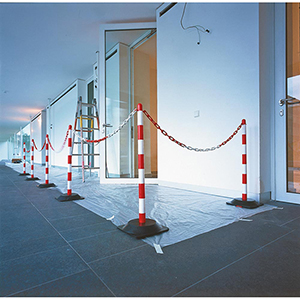 Ketten-Sperrpfosten, Kunststofffuß dreieckig betongefüllt 2,9 kg, Pfosten aus Kunststoff schwarz-gelb, 870 mm hoch, Durchm. 40 mm