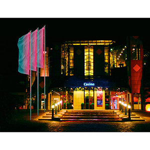 LED-RGB Fahnenlichtmast mit innenliegender Hißvorrichtung, inkl. Bodenkipphalterung D. 100 mm, Höhe über Flur 8 m