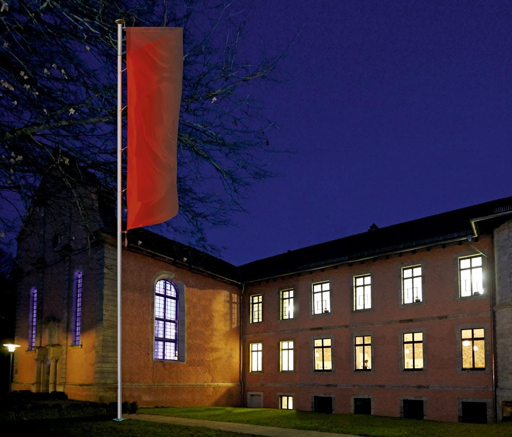 LED-RGB Fahnenmast m. innenli.Hißvorricht. und drehbaren Ausleger, ink. Bodenkipphalterung D.100 mm, Höhe über Flur 9 m