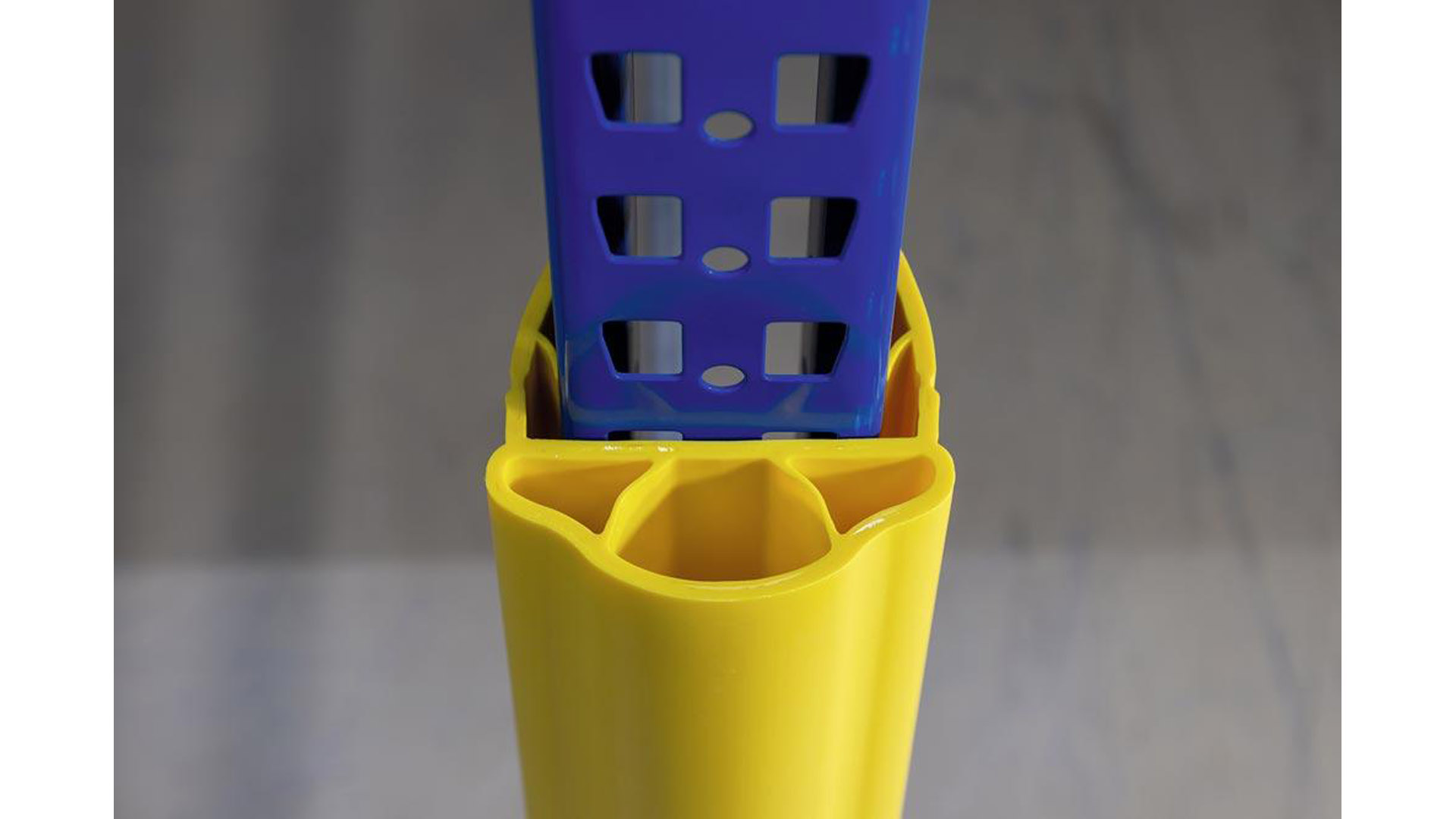 Regalbeinschutz aus flexiblem Spezialkunststoff zum aufclipsen, Höhe 400 mm, für Regalbeinbreite 75-99 mm