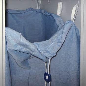 Wäschesammelschrank - 1.850 x 400 x 500 mm (HxBxT) - Sockel - Zylinderschloss - lichtgrau/feuerrot