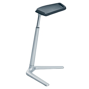 Stehhilfe mit schwenkbarer Sitzfläche