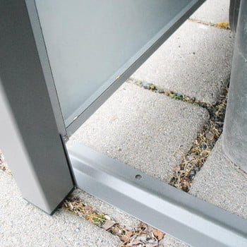 Mülltonnenverkleidung mit Pflanzdach - für 4 Tonnen - 2/3 Stanzung - 1.215 x 2.600 x 830 mm (HxBxT) - Korpus weißaluminium - Pfosten Signalgrau