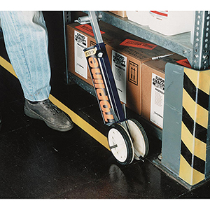 Bodenmarkierer-Einsteiger-Set, bestehend aus Markiergerät für 1 Kartusche, 2 Kartuschen Bodenmarkierfarbe weiß, 1 Schlagschnur und Kreide